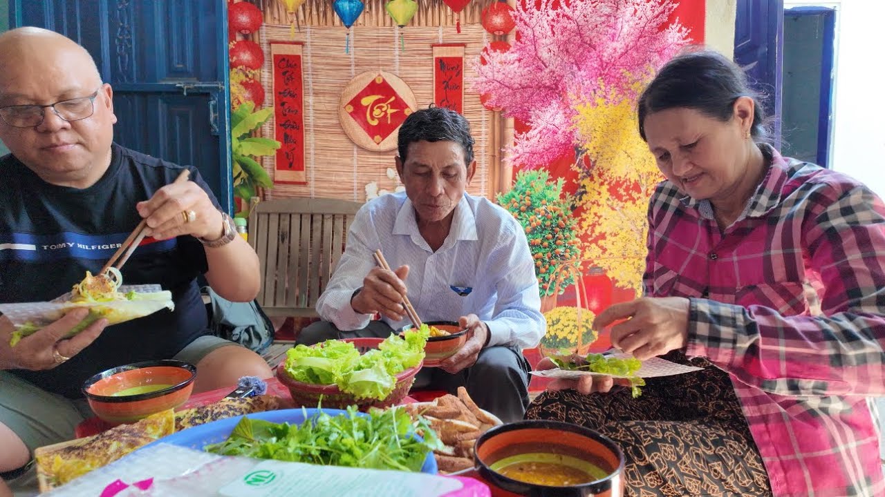 Đổ Bánh Xèo Chay Đãi Ba Nuôi Ăn Chia Tay Gia Đình Nhà Minh