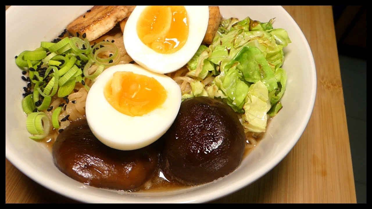 Ramen de verduras con tofu y huevo