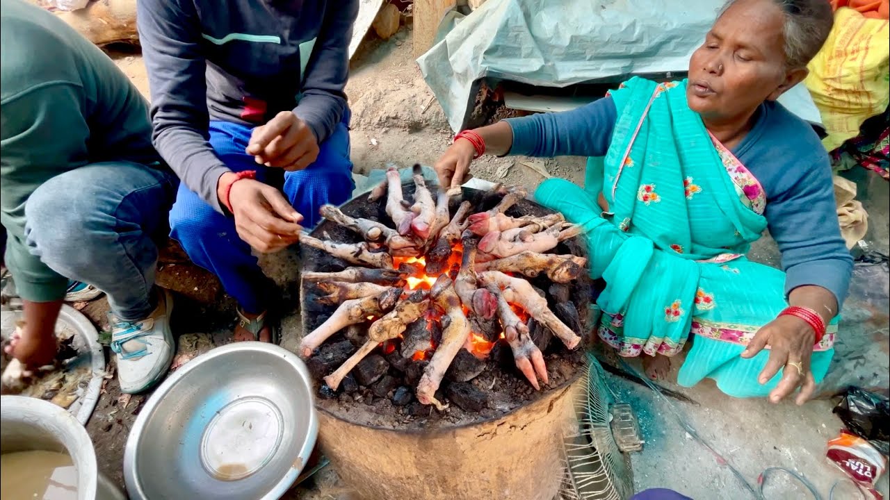 STREET FOOD OF INDIA ₹60 MUTTON PAYA | पूरी FAMILY सड़क पर बेच रही पाया सिर्फ 1 घंटे में सारा खत्म
