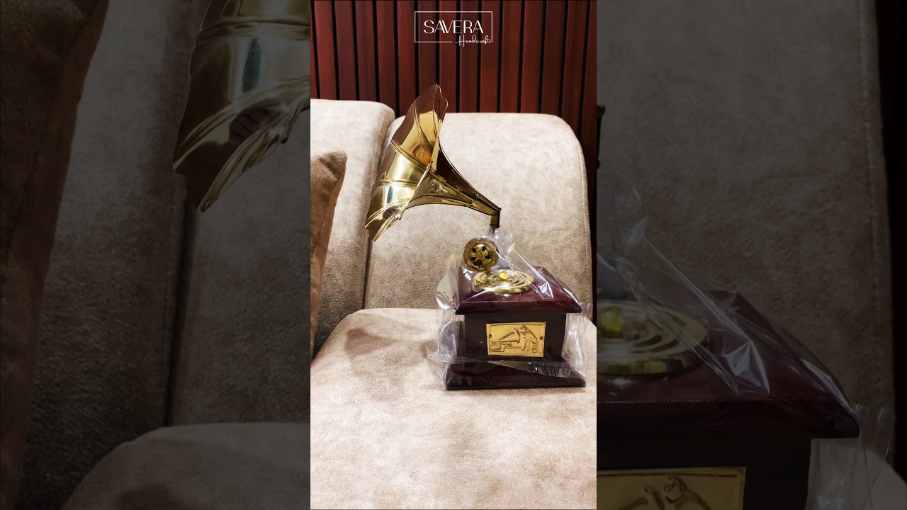 A Melodic Tribute to History #VintageGramophone #retrodecor  #SaveraHandicrafts #Bestdecor #nearme