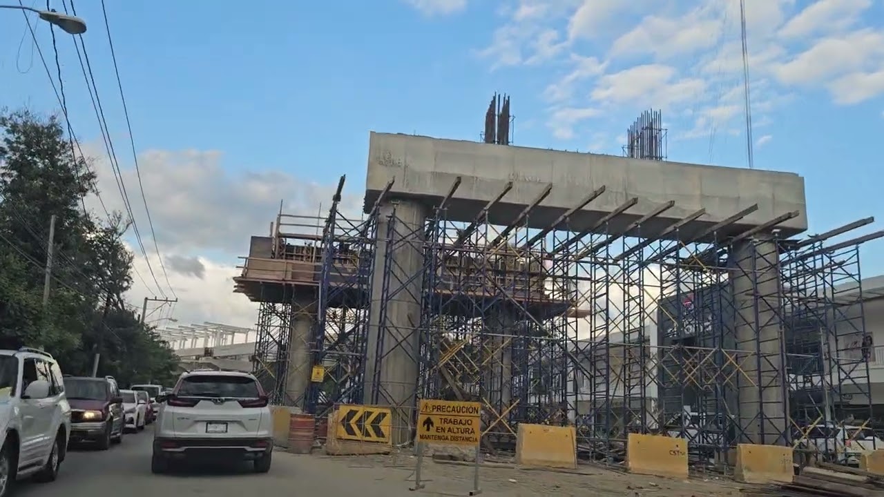 Construcción del monorriel zona de pricemart y estacion pucmm