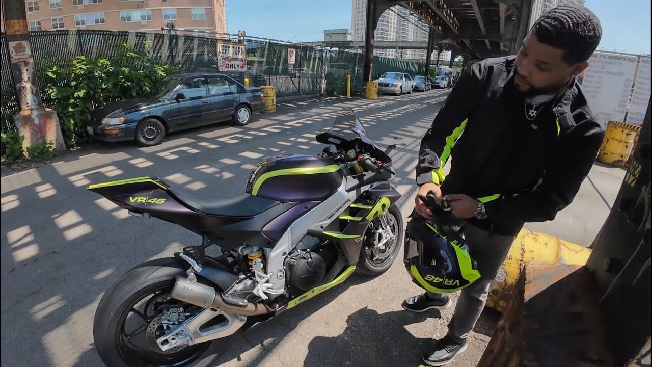 APRILIA RSV4 OWNER FLEXES ON ME
