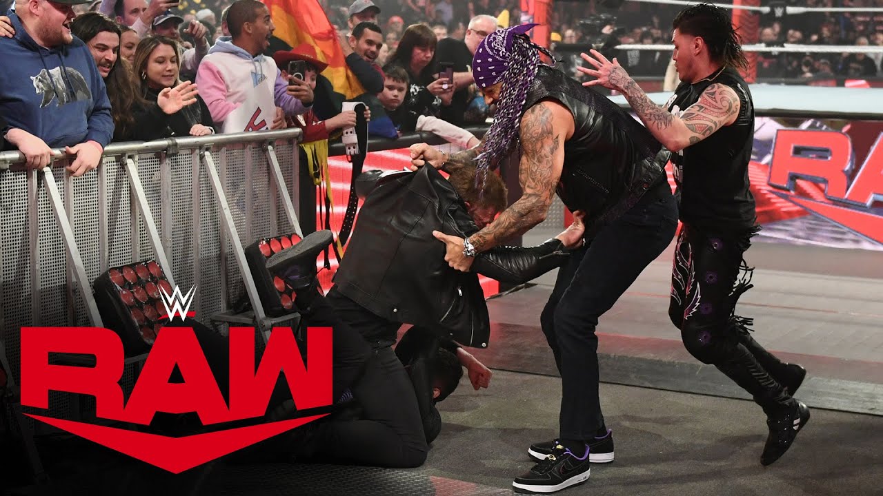 Эдж выходит, чтобы начать скрытую атаку на «Судный день» на Raw