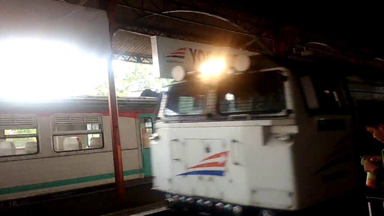 KERETA API INDONESIA: Yogyakarta Rail Way Station - Argo Lawu Coming