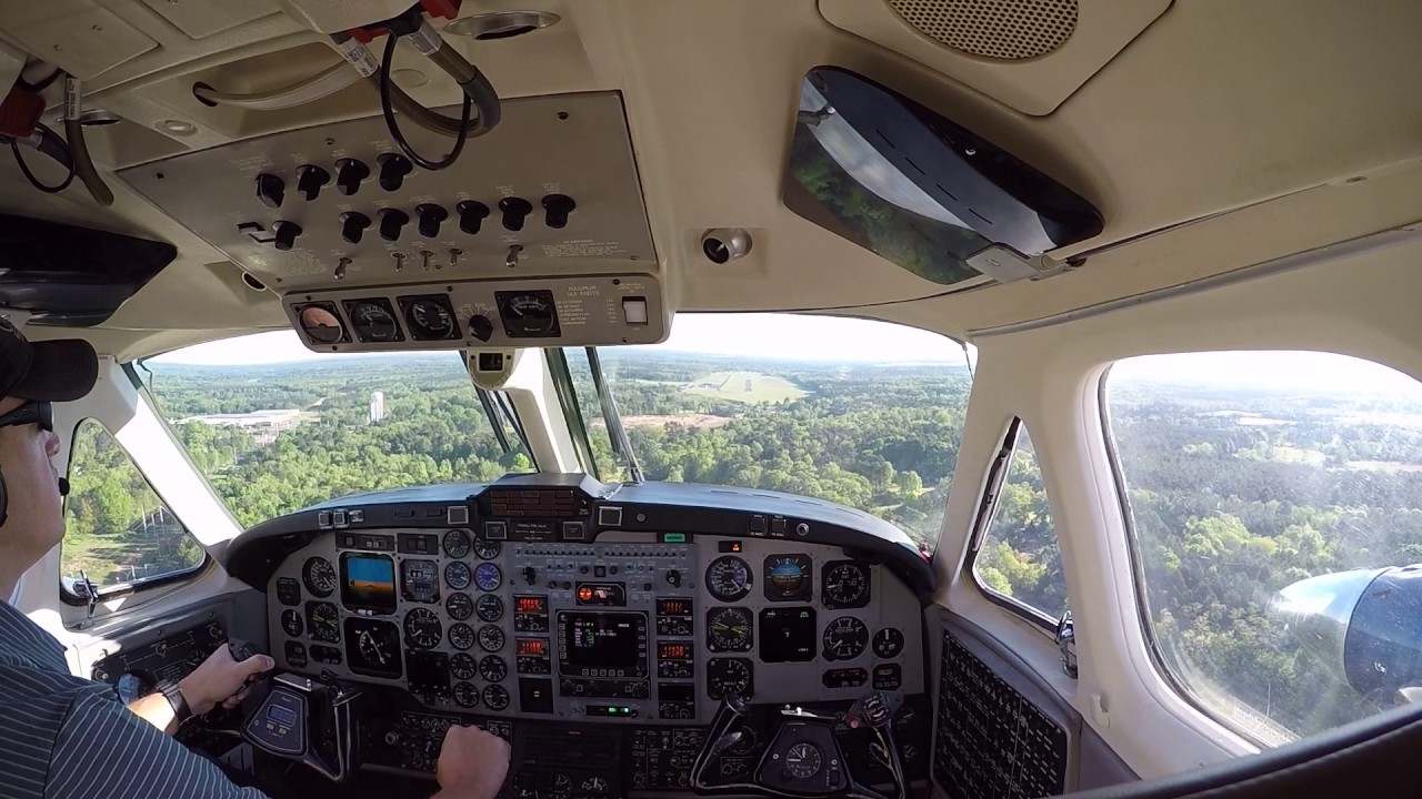 Flying closed traffic at KLLQ, cockpit view and engine shutdown on a King Air 350