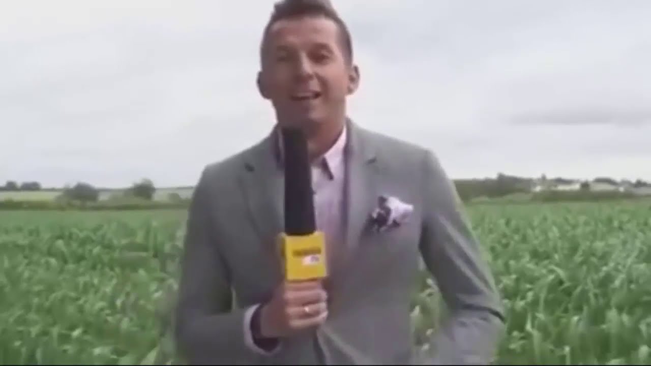 Karol Okrasa wygoniony z pola kukurydzy - SPIERDALAĆ Z MOJEGO POLA!
