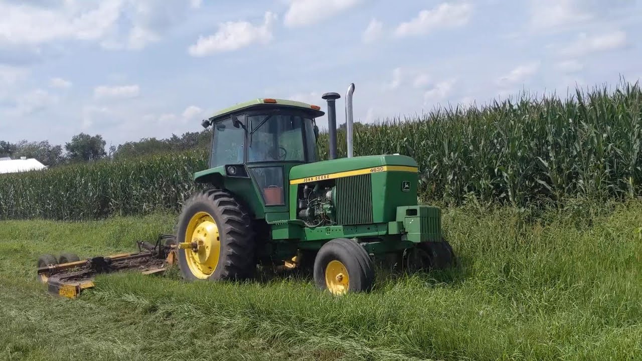 John Deere 4630 Mowing