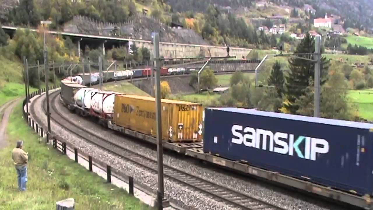 G&uuml;terzug mit Schiebelok bei Wassen auf der Gotthard Nordrampe