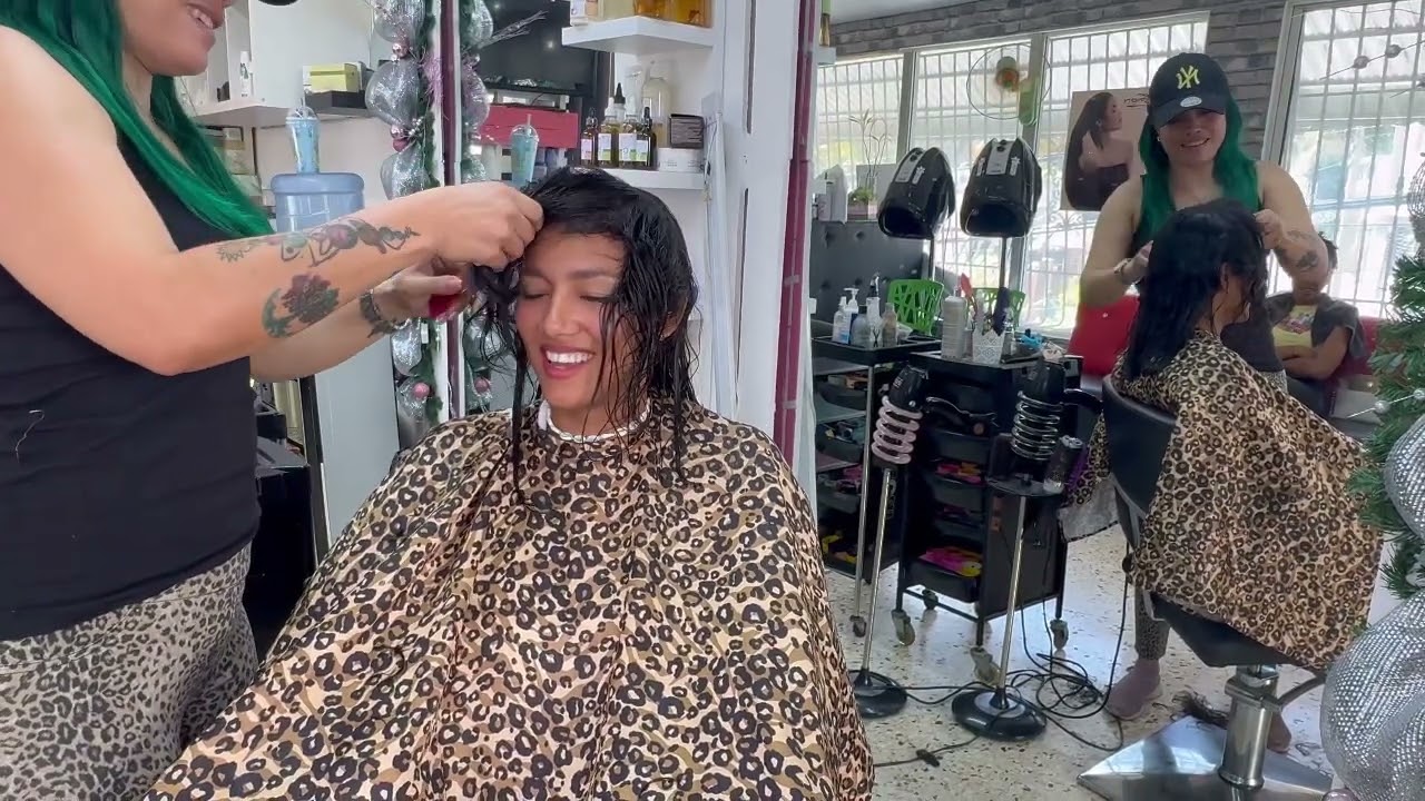 Realizando corte con flequillos estilo mariposa
