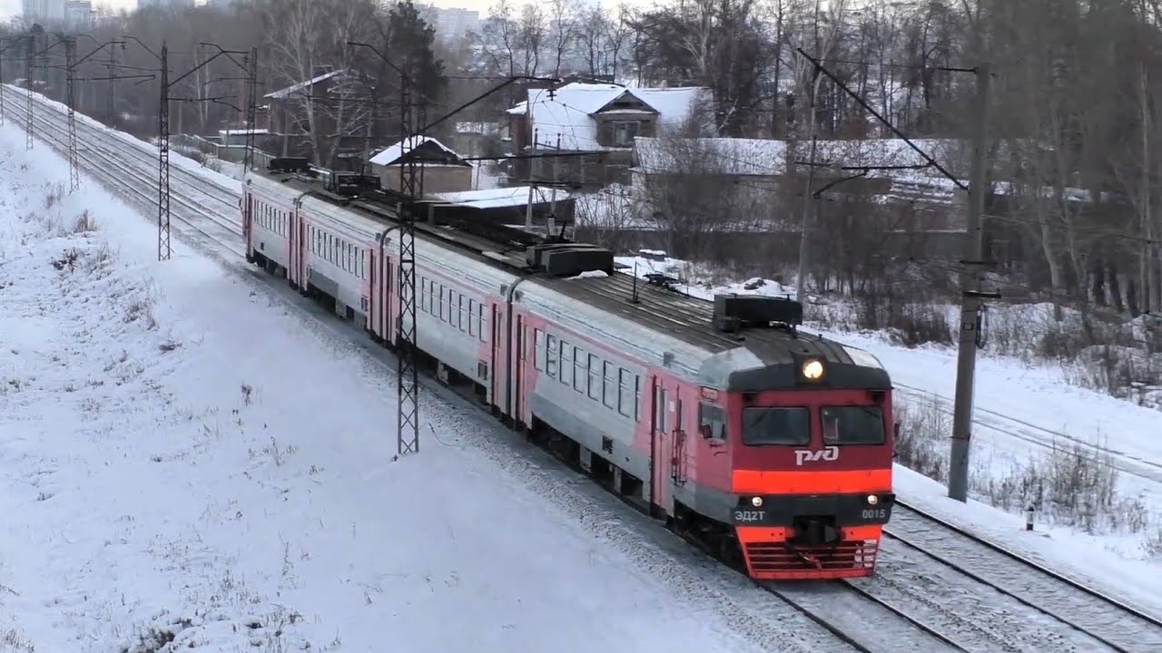Старенькая ЭД2Т-0015 сообщением Екатеринбург-Пасс.  — Дружинино прибывает на о.п. Электродепо