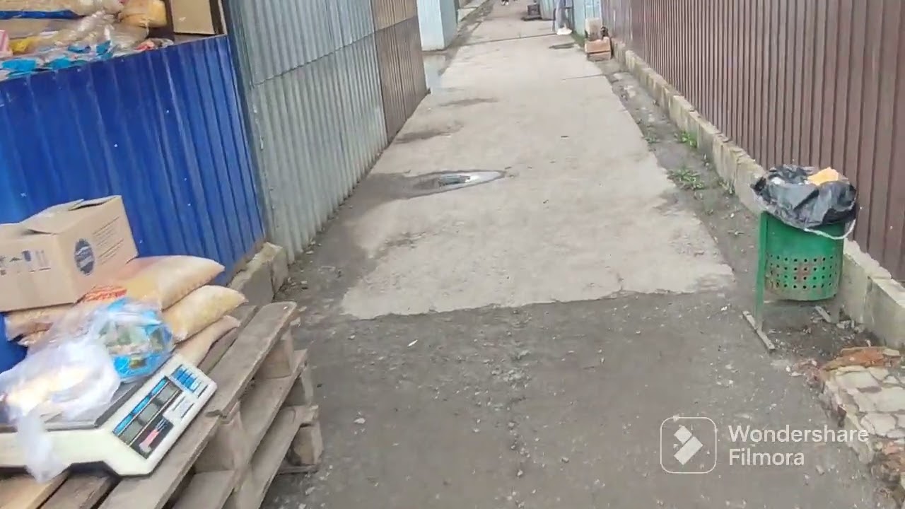 А колись на базарі людей було багато. Все з часом змінюетьсяю.