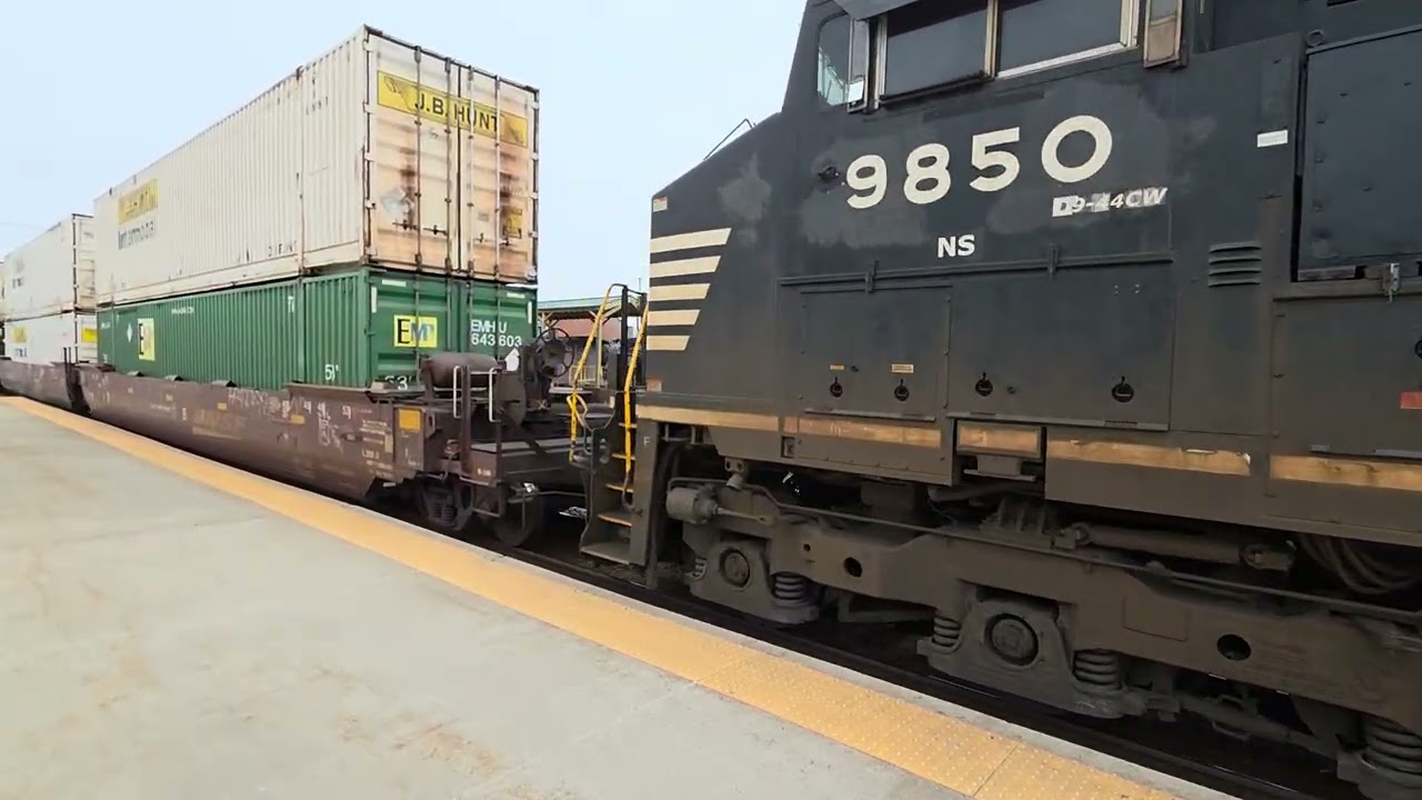 Norfolk Southern intermodal pulling into the yard. With S&A Heritage Unit locomotive 2/28/26