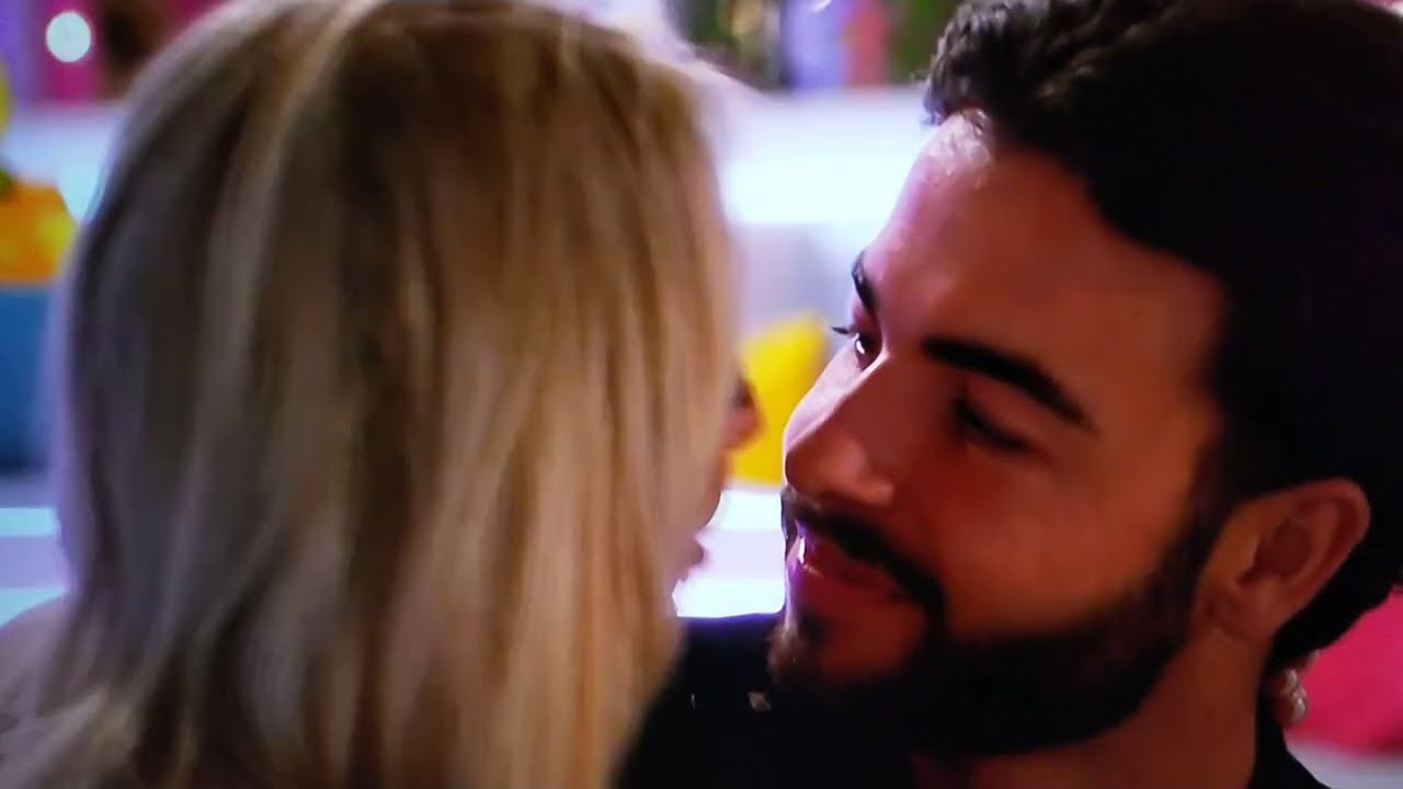 В шоу Love Island Summer 2023 Сэмми долго и отвратительно целует Джесс 💋