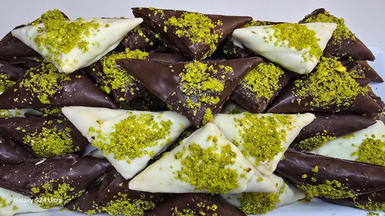 بقلاوة فستق وشوكولا بحشوة عصرية