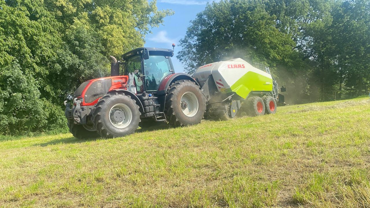 un valtra S 01  presse carre plus enrubannage