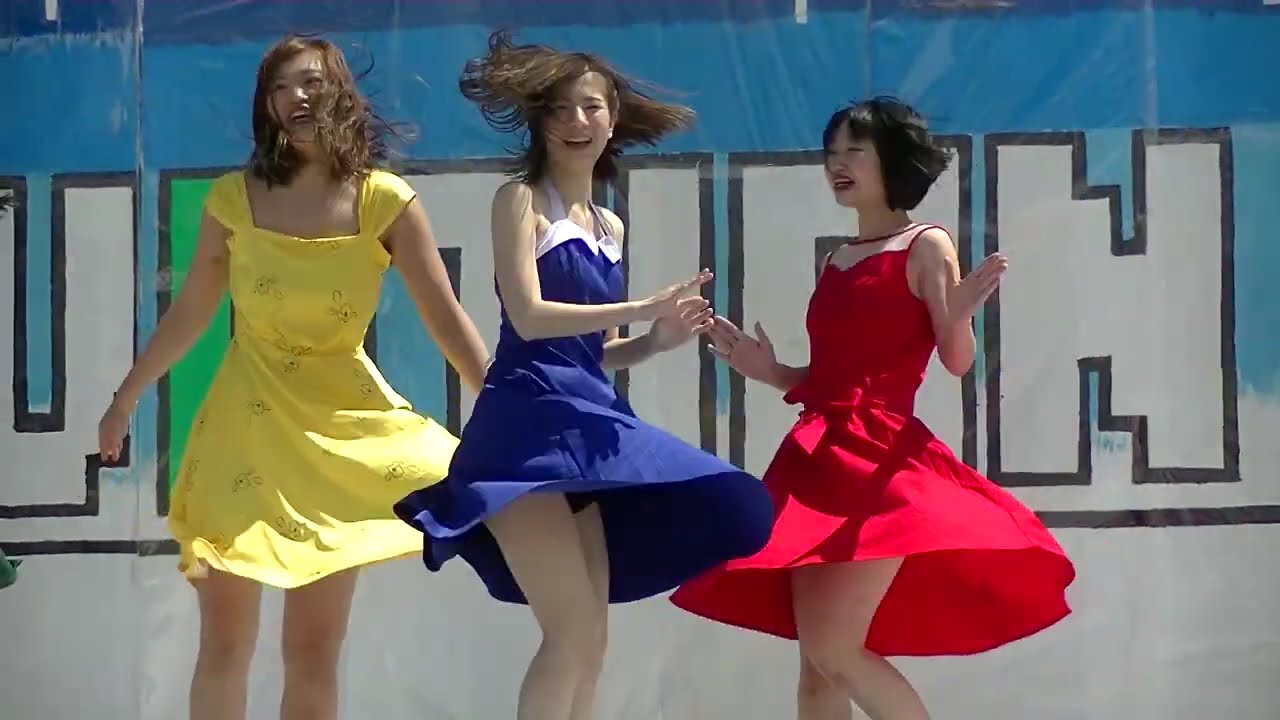 強風の中の癒やしのひととき 女子大生のかわいいダンス！