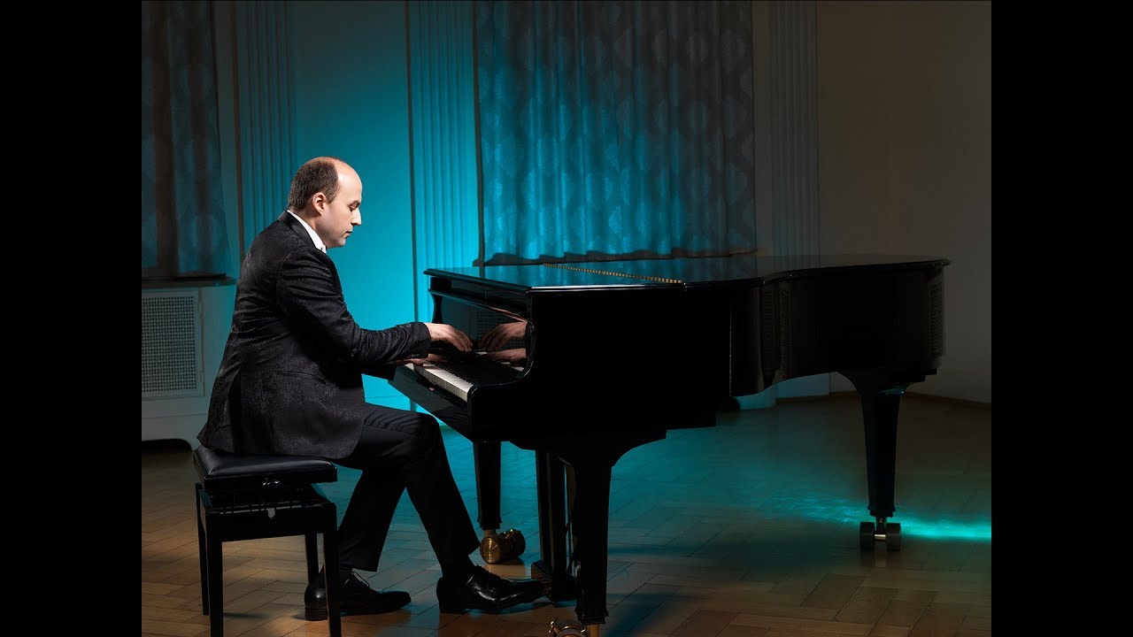 Photo shoot - makinf of - piano player Mikhail Berlin