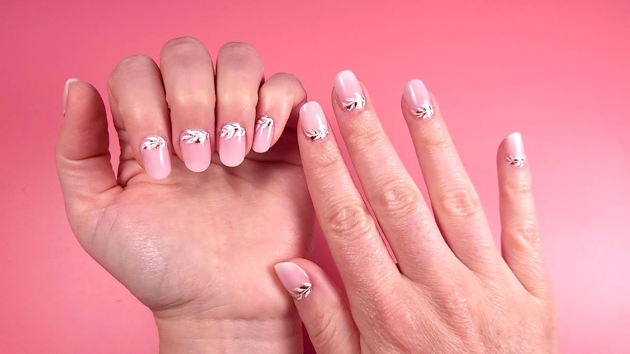 Nail art élégant feuille de laurier sur babyboomer