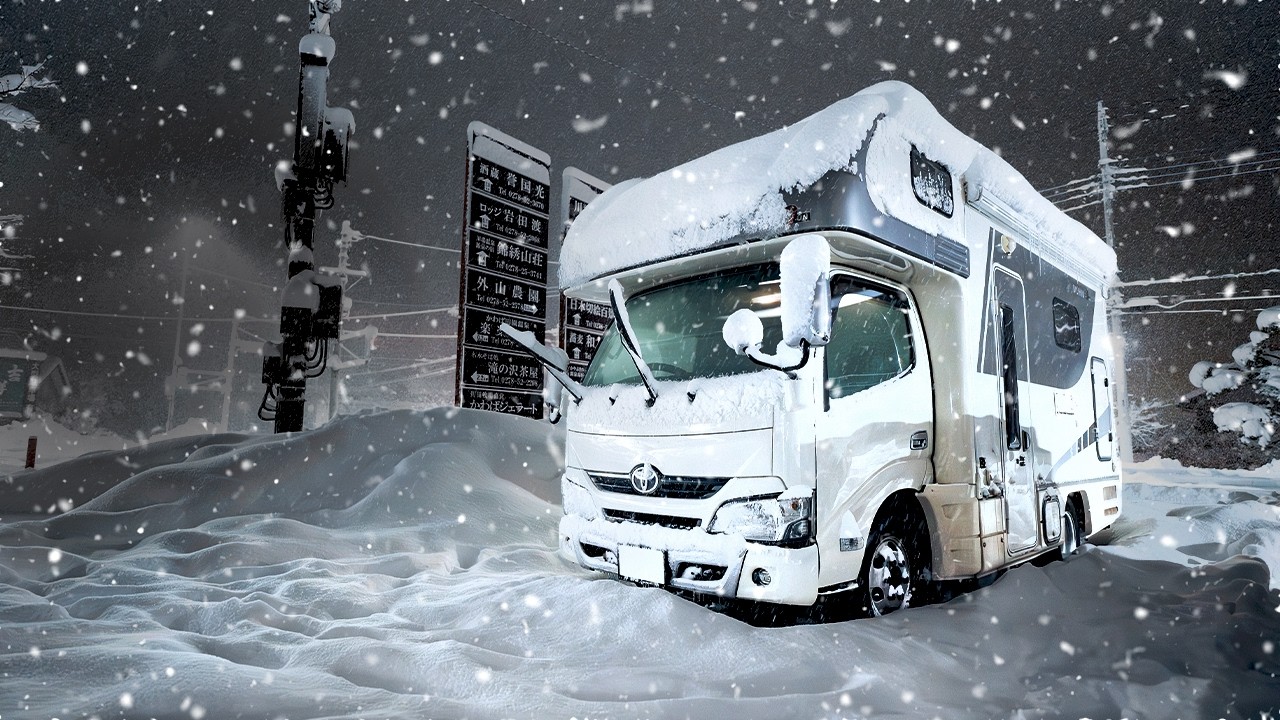 VanLife во время метели ｜ Перекрытие дорог, сильный снегопад и кемпинг в автофургоне! ​