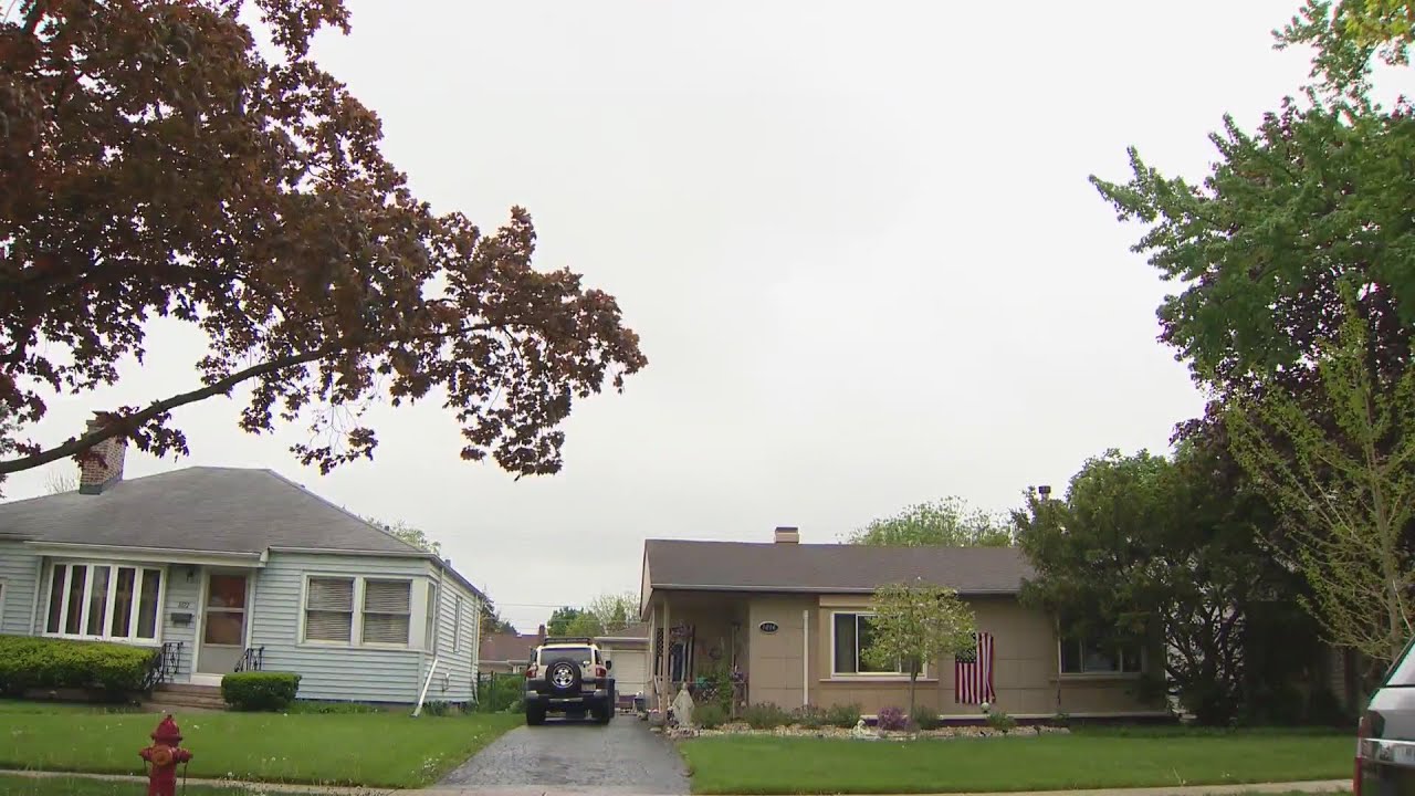 A father & daughter's obsession with a series of peculiar houses | Backstory with Larry Potash