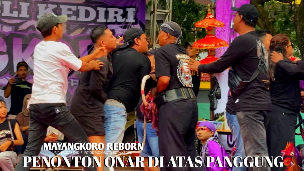 PENONTON ONAR DI ATAS PANGGUNG JARANAN MAYANGKORO REBORN LIVE UNIVERSITAS KADIRI MOJOROTO KEDIRI