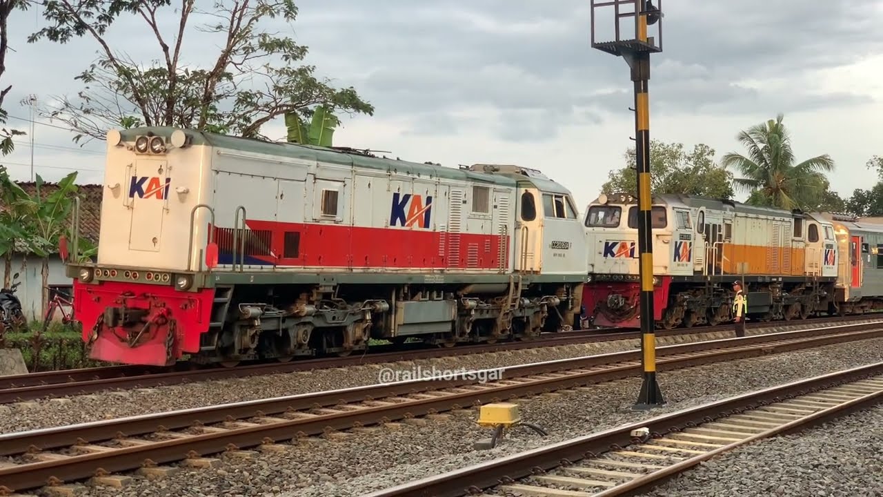 DETIK DETIK CC203 LONGHOOD RODANYA SELIP KELUAR PERCIKAN API 😱🚆🔥