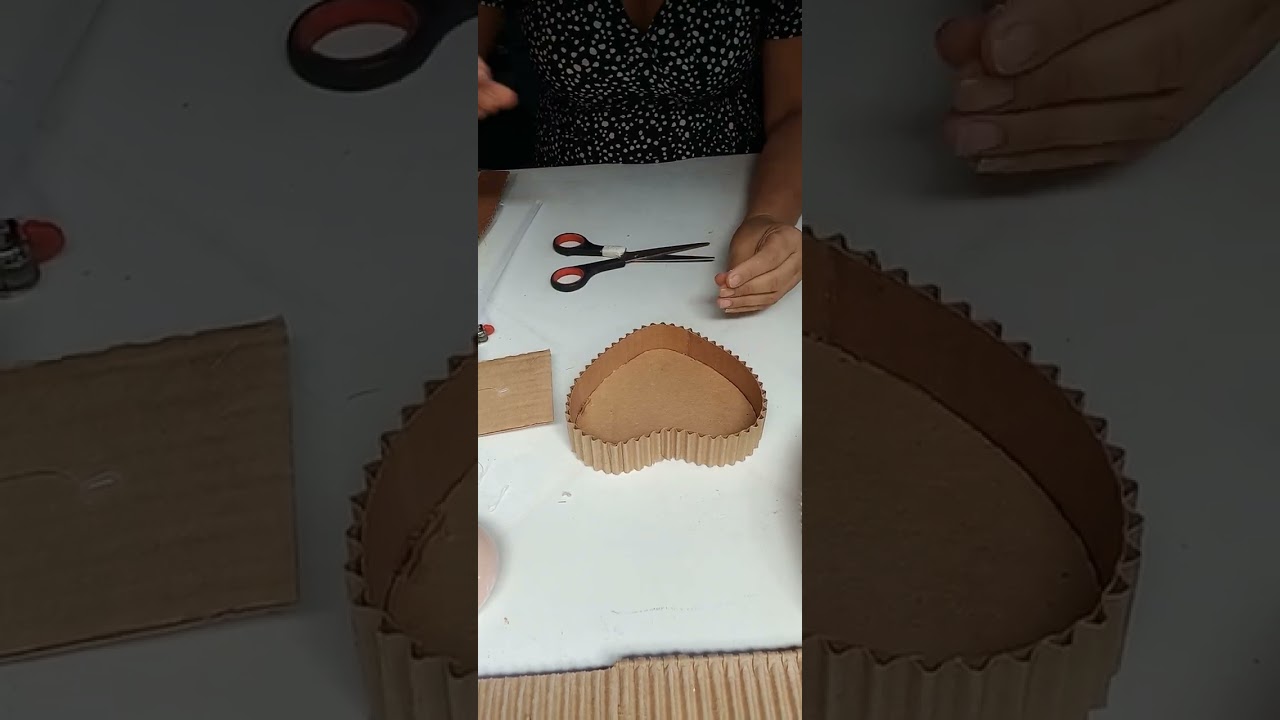 Coração feito de papelão para o dia das mães