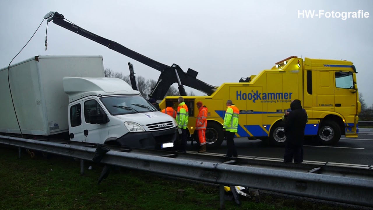 Vrachtwagen en BE Combi botsen op A28 bij Staphorst