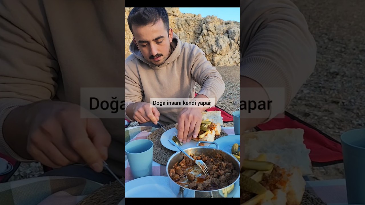 doğa ile iç içe kampta yemek yemenin zevki 