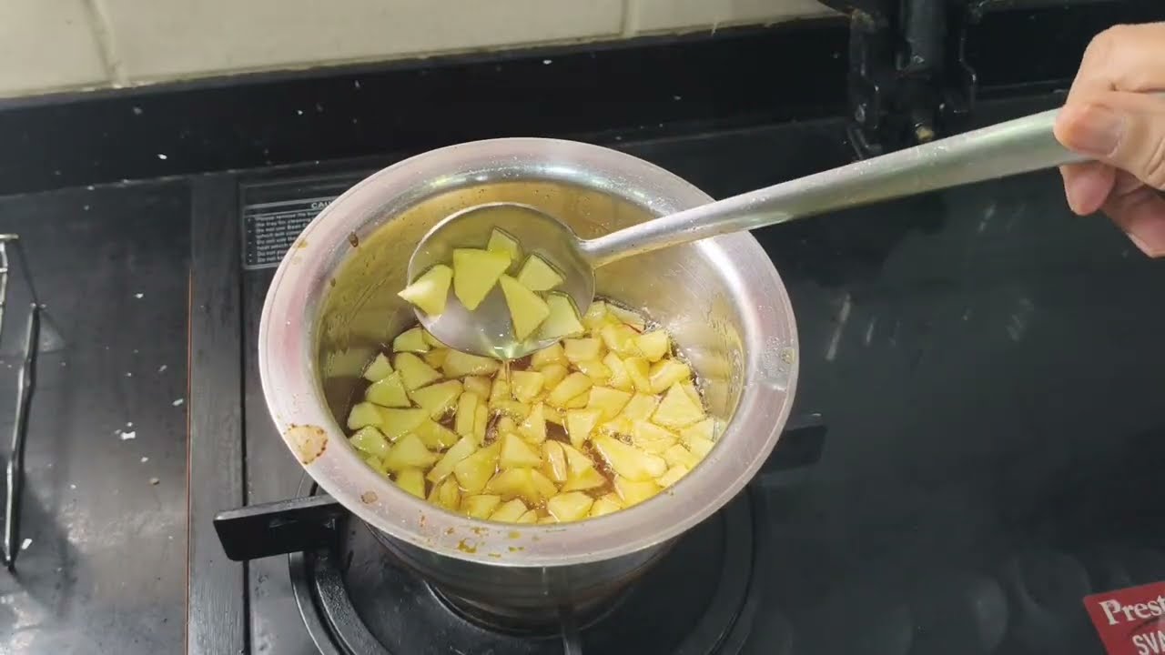 नवशिक्यांसाठी फंक्शनल पारंपरिक सफरचंदाचा सुधारस पुरी डिश |Traditional Apple Syrup and Puree Dish 