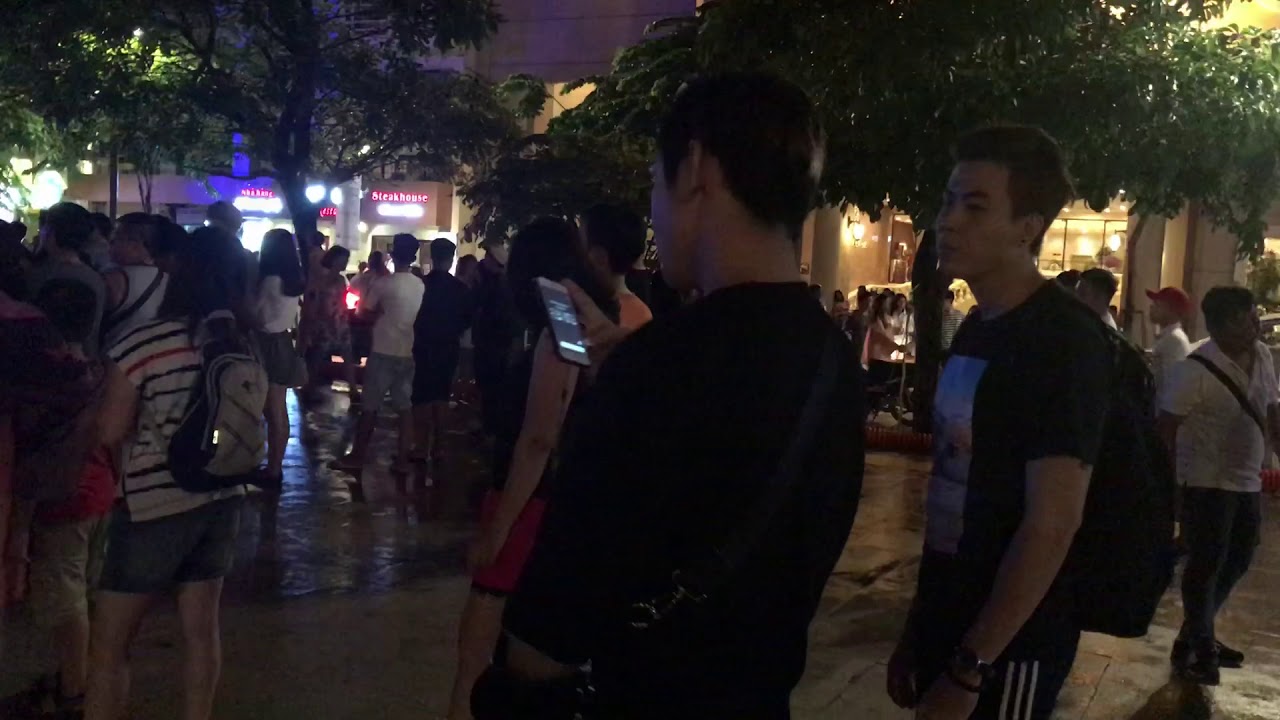 Sơn Ngọc Minh cùng người yêu mới ca hát, nhảy múa vui vẻ trên phố đi bộ sau chia tay tình cũ