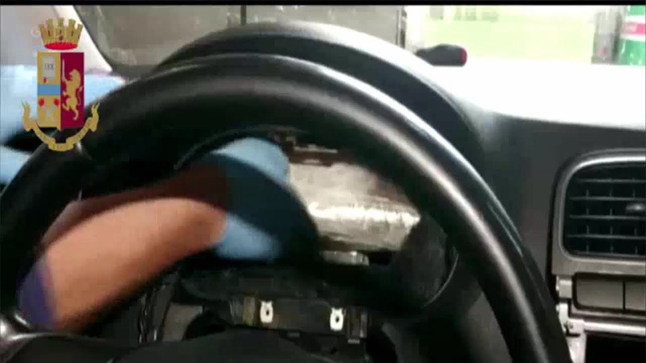 Modena, così gli spacciatori nascondevano i pacchi di droga nelle auto