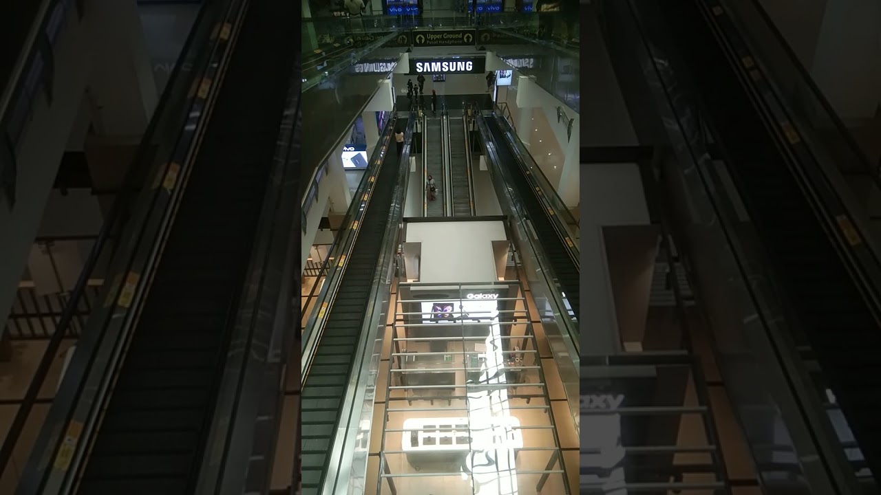 Delapan menit menatap escalator