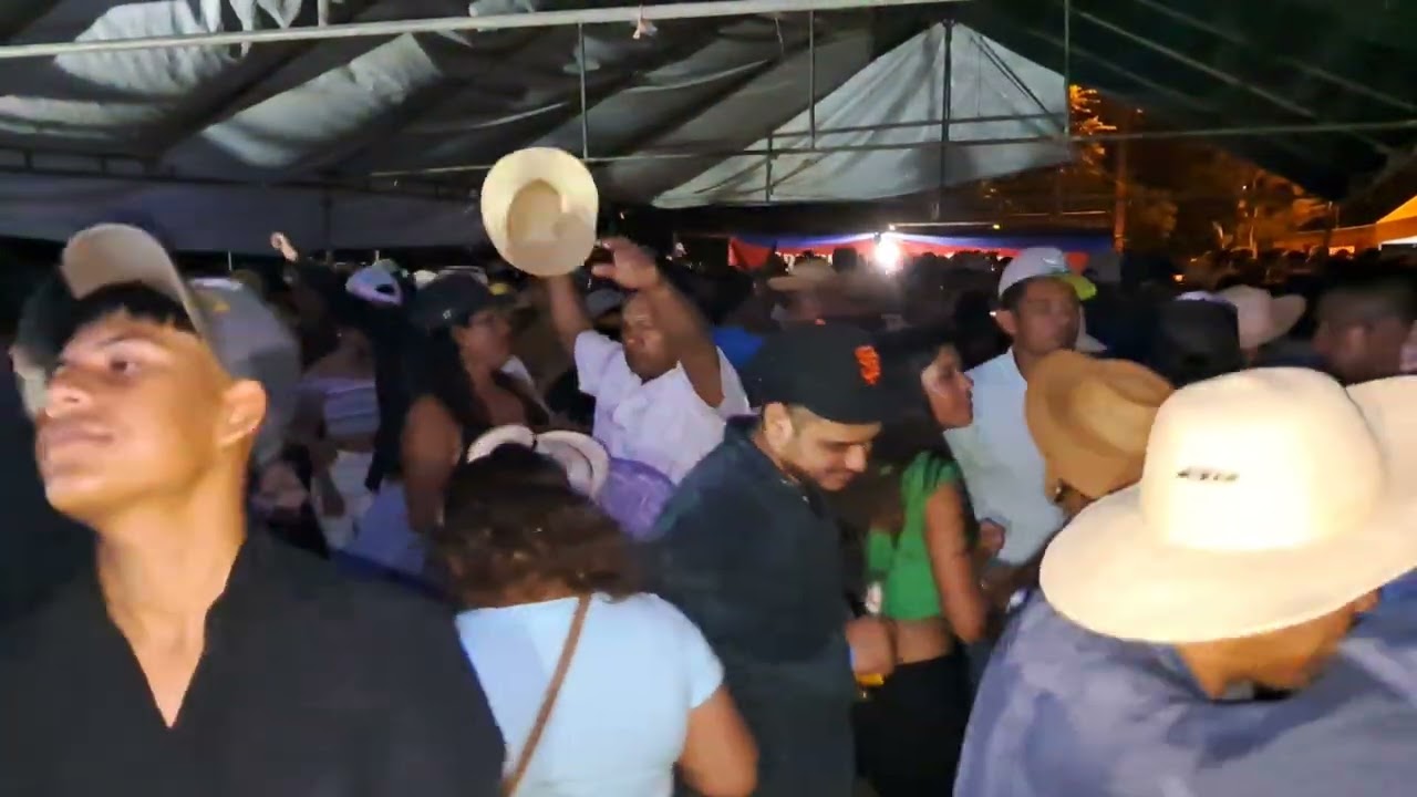 Año Viejo Se Acabó (Fidel De La Cruz) Fiesta de Lucho Perez Zapotillo 