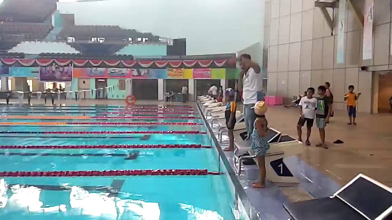5 years old kid swimming competition freestyle