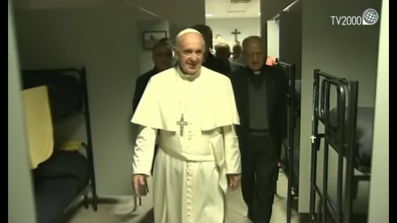 La visita a sorpresa di Papa Francesco ai senzatetto nel dormitorio "Dono di Misericordia"