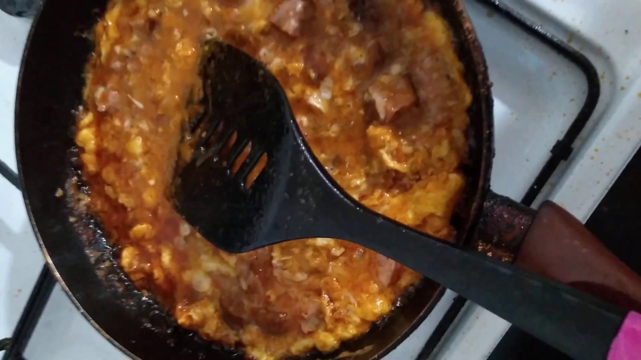 Omletă cu cârnat ouă bulion ceapă leuștean...