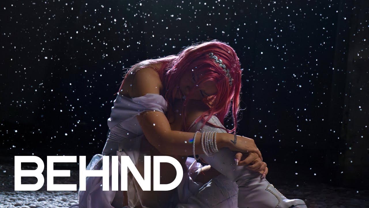 BEHIND TODO EL AÑO Y TRAILER: Videoclip + letra | ADOLLZ