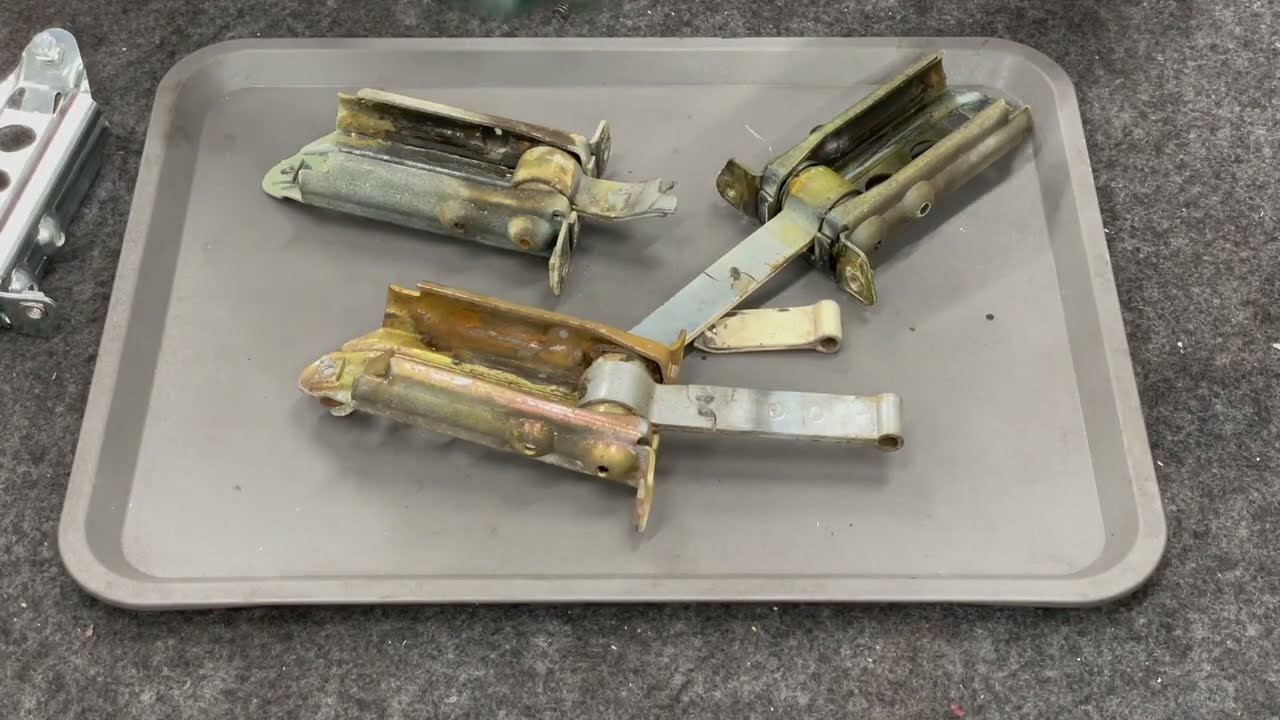 Предотвращение поломки ограничителя двери на автомобилях Mercedes 1965–1995 годов выпуска. На при...
