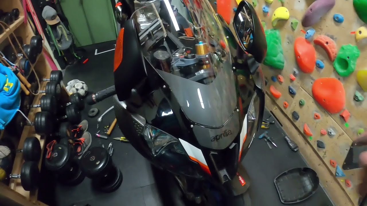 Changing the Spark plugs on the Aprilia RSV 1000r Factory
