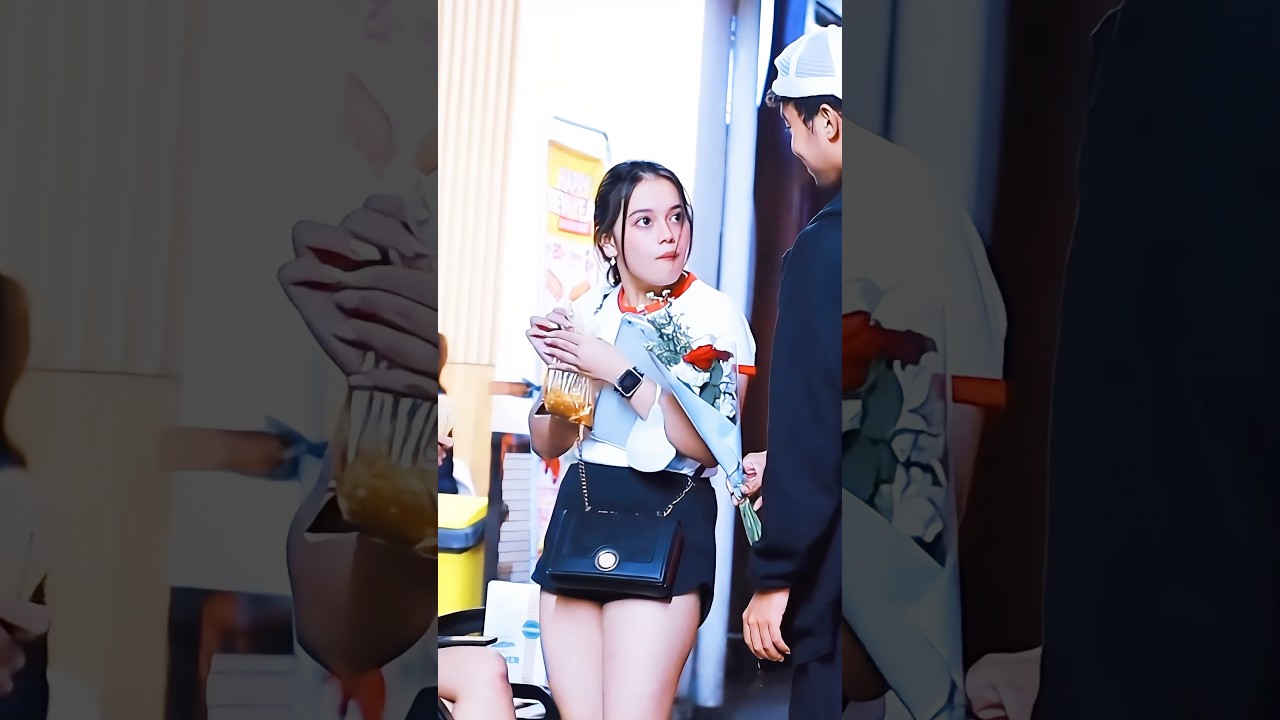 Giving flowers to strangers #flower #foryou #happy #surprise #tiktokusa #roses