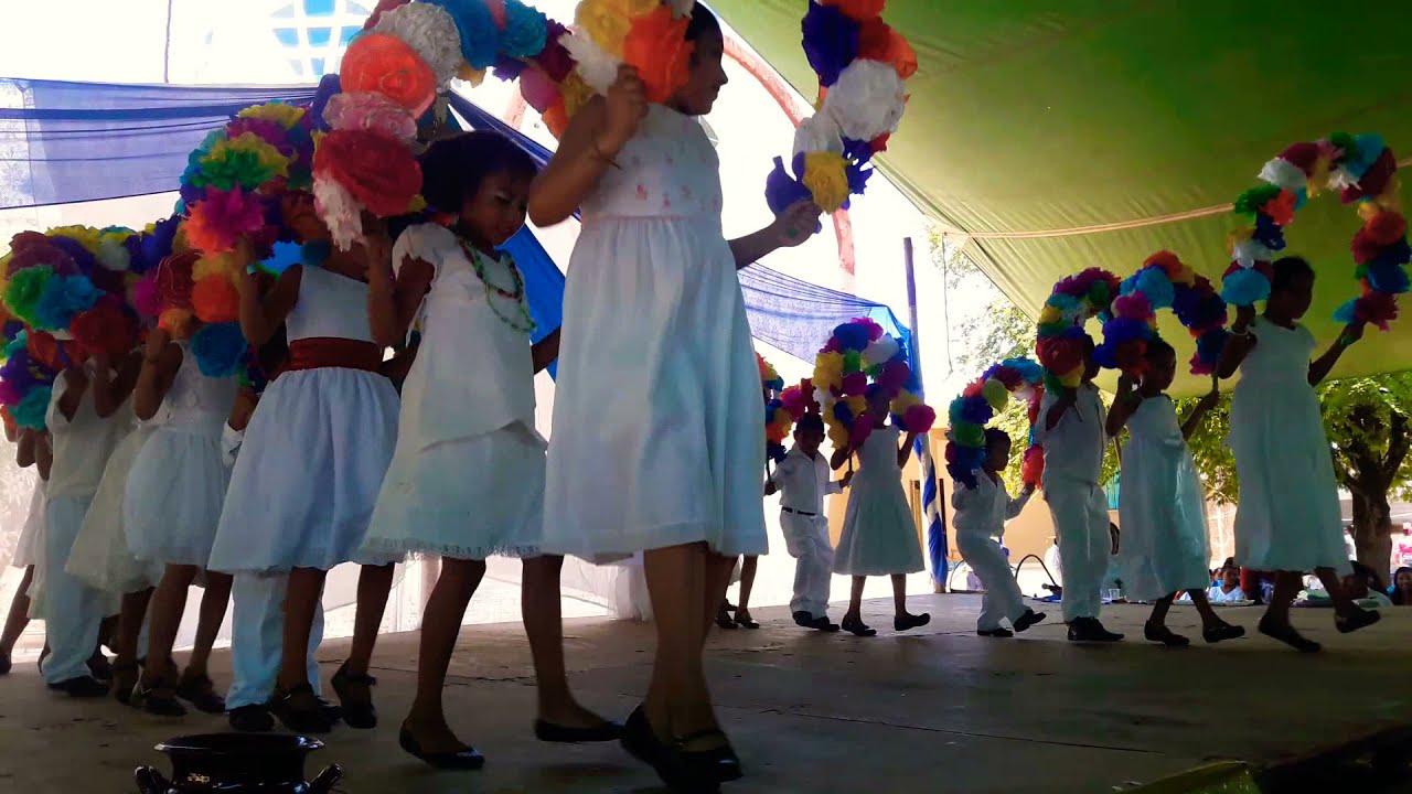danza con arcos de flores