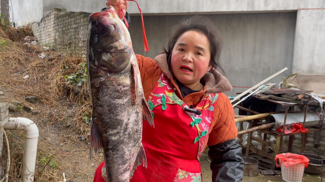 单身妇女赶集买大头鱼，一道剁椒鱼头，拌一盘子米饭饱饱的