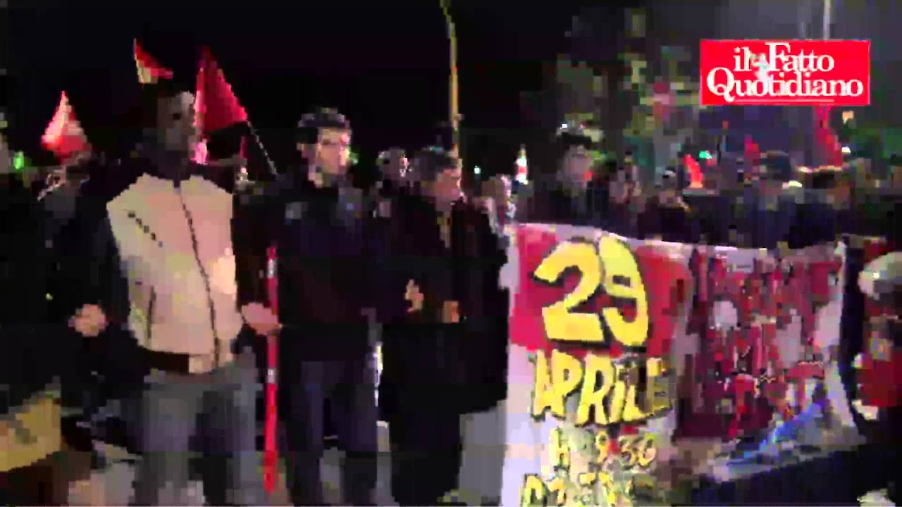 Milano, sfilano gli antifascisti: 