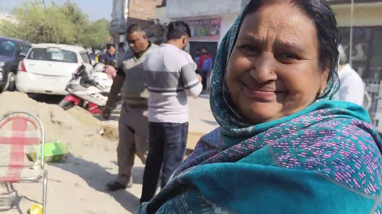 Shivratri k din mandir mai ronak.