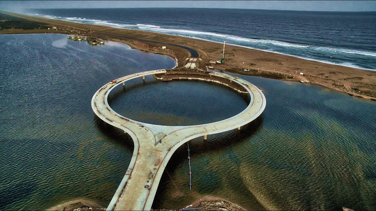 Puente sobre Laguna Garzón en Obra Uruguay 4k Drone