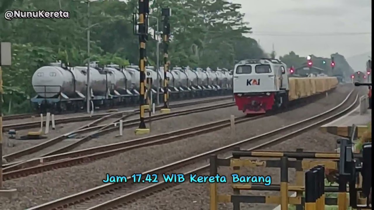Hunting Kereta Api Sore di Stasiun Rewulu - Ramai Sekali