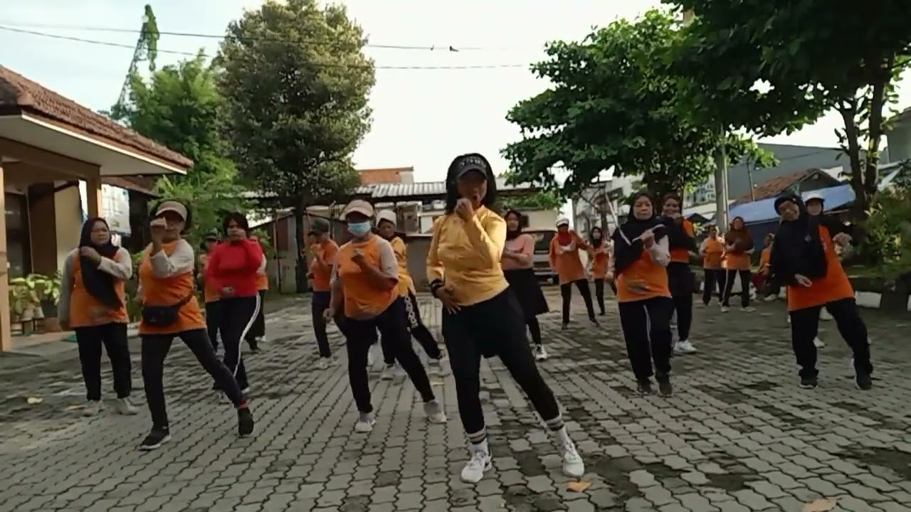 JANGAN TUNGGU LAMA LAMA#Tiktok viral#Senam Kreasi//demo with ibu2 senam BE,YK 💃😃👍💃
