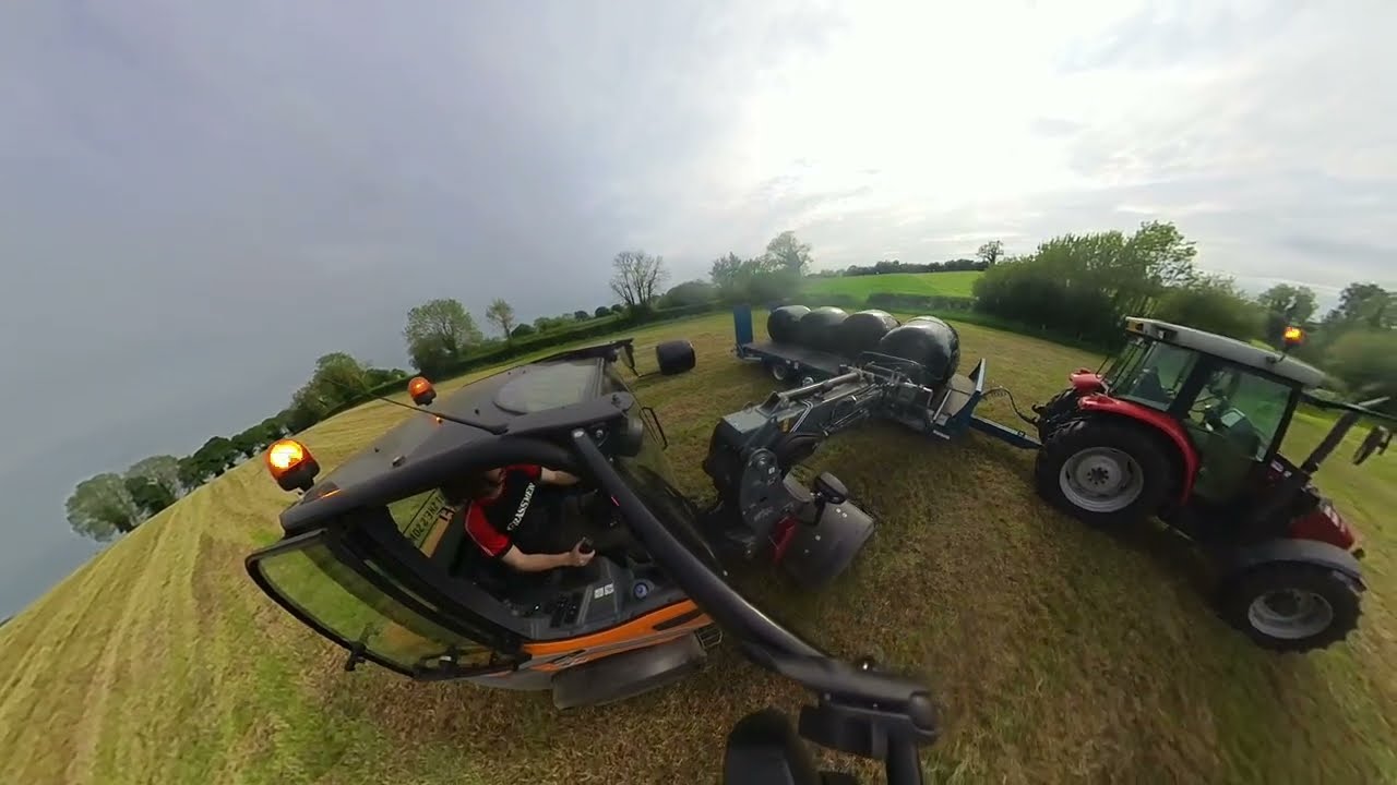 Giant G5000 bringing in the bales