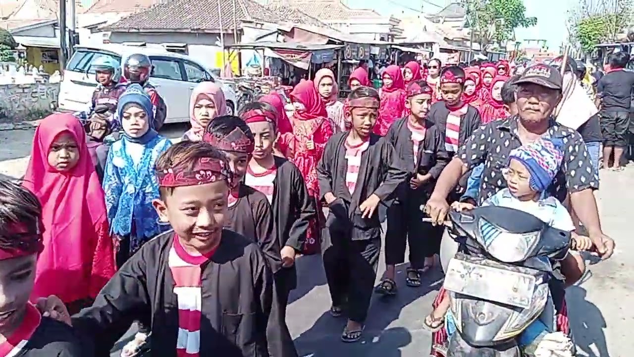 Pawai sebelum larung laut. Petik laut desa dharma tanjung sampang 2023